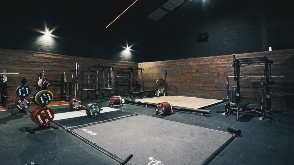 Krachttraining ruimte met halterplatforms, gewichten en racks voor functionele oefeningen
