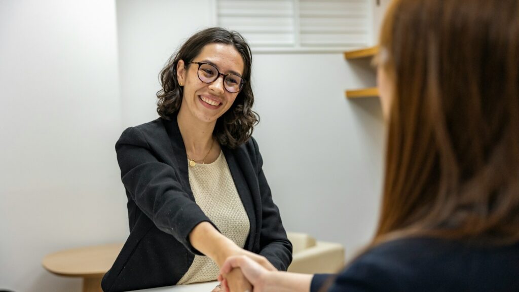 Persoon in gesprek over ontwikkeling en groei passend bij carrièreswitch voordelen