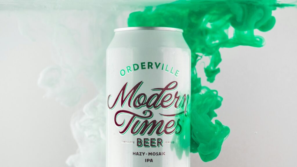 Blik IPA bier met groene vloeistof eromheen, moderne stijl van gefermenteerde dranken