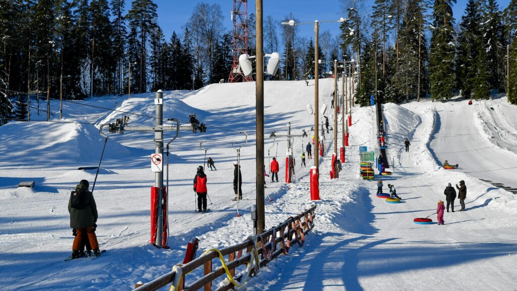 Skigebied met skiliften en piste tijdens wintersport vakantie in besneeuwd bosgebied